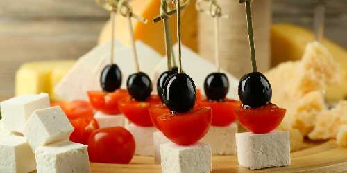 Espetos de tomate cereja e azeitonas