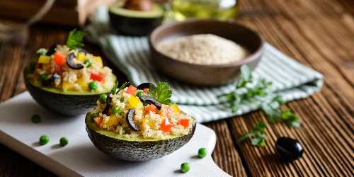 Avocado cu quinoa și crudități